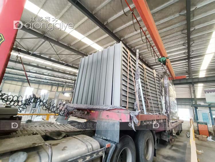 山东公交候车亭正在装车