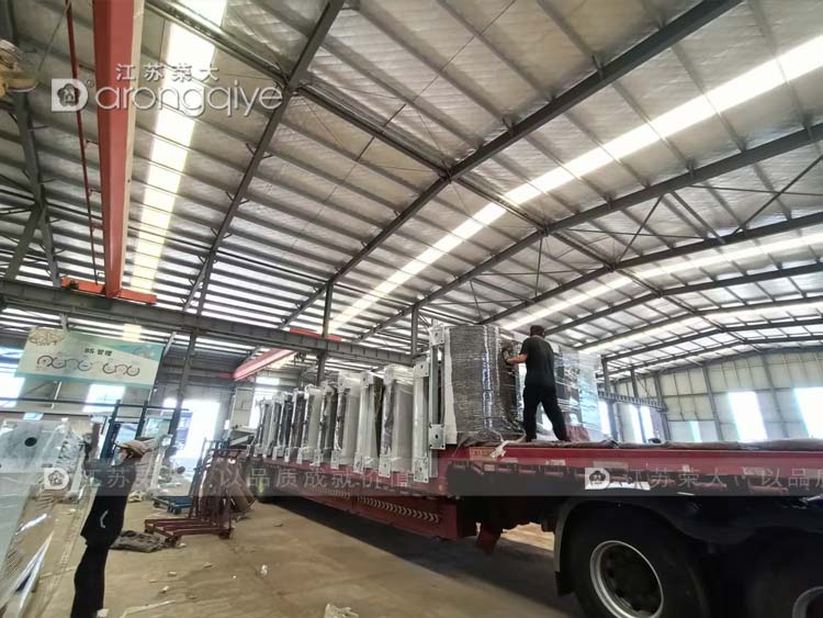 河北公交车站候车亭正在装车