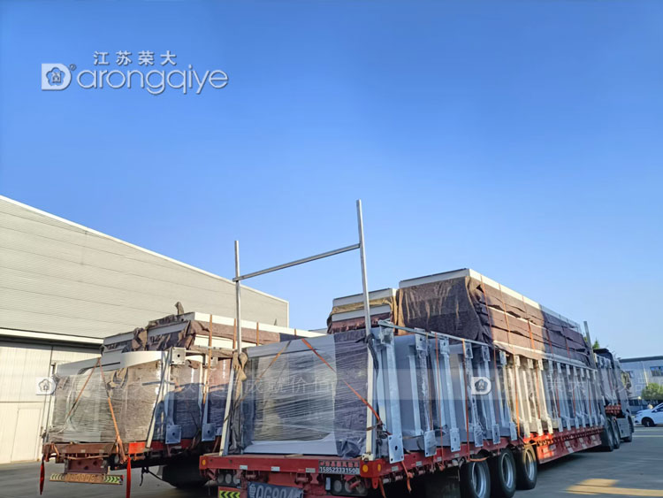 河北公交车站候车亭等待发车